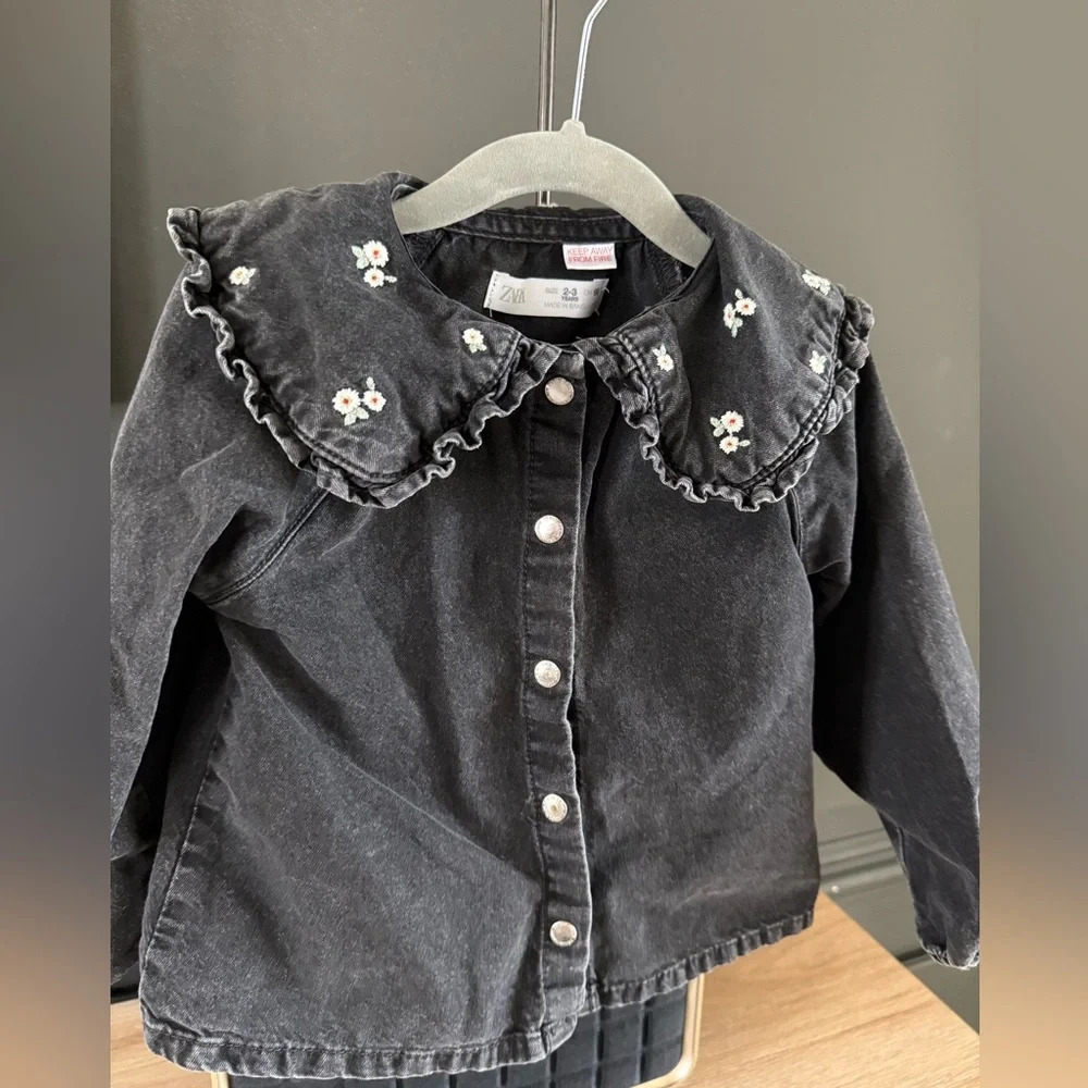 Zara  2-3 Girls Black Denim l/sl embroidered floral bib collar button shirt - Picture 2 of 6